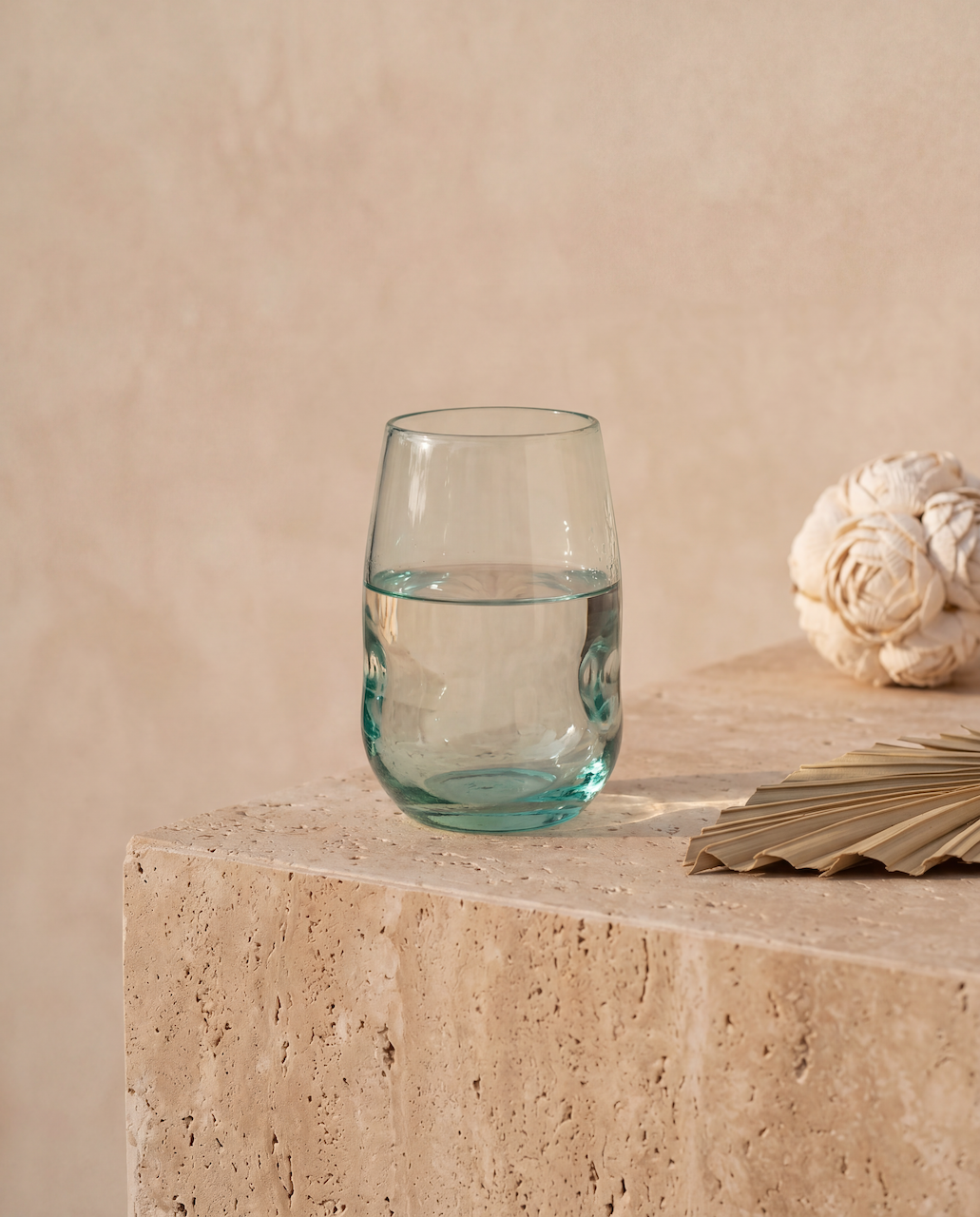 Trinkglas aus recyceltem Glas, transparent – Hellblau-Finish – H11 cm