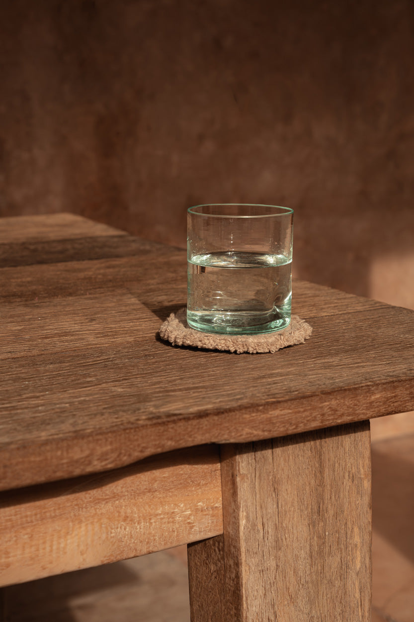 Trinkglas aus recyceltem Glas in Wassergrün, organische Form