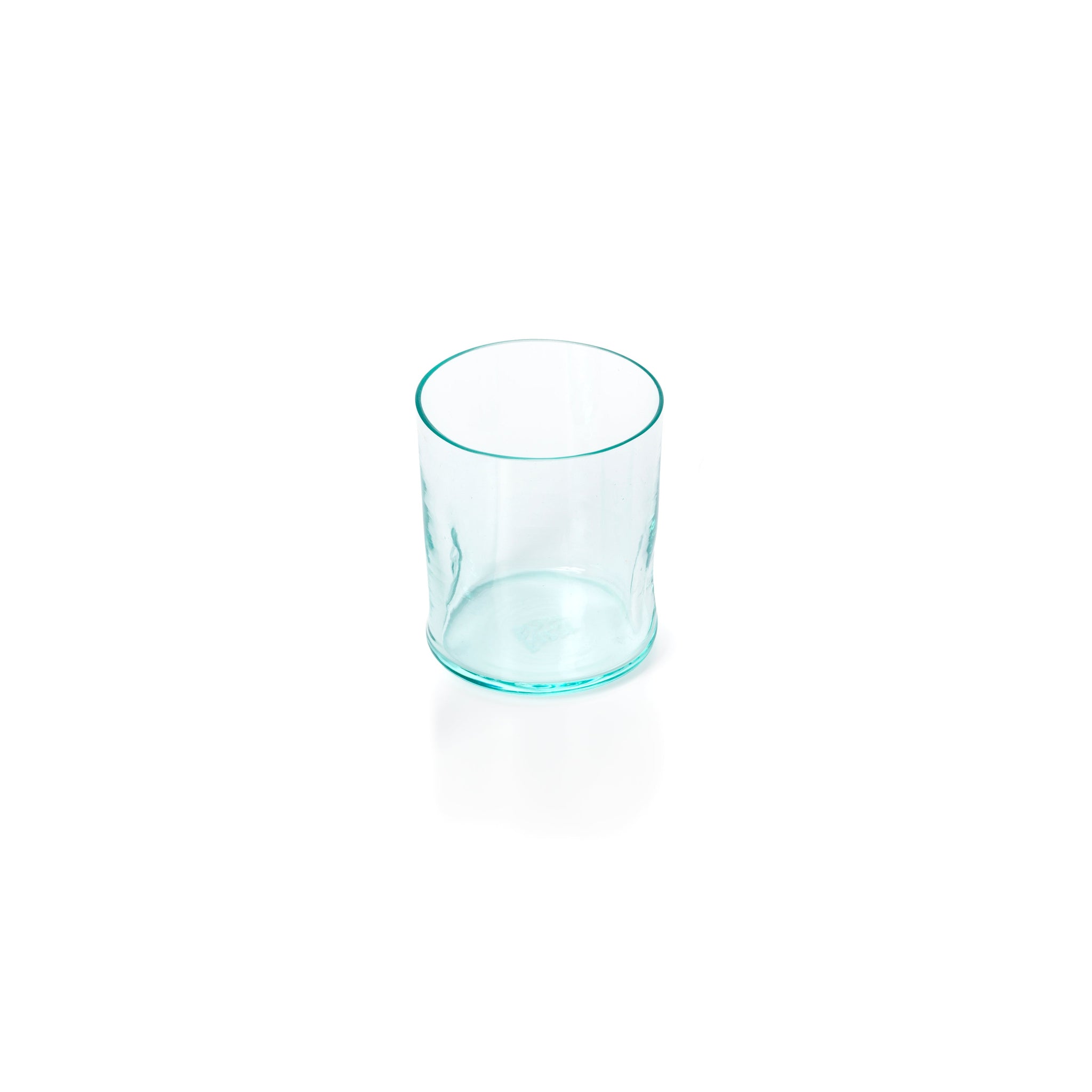 Trinkglas aus recyceltem Glas in Wassergrün, organische Form