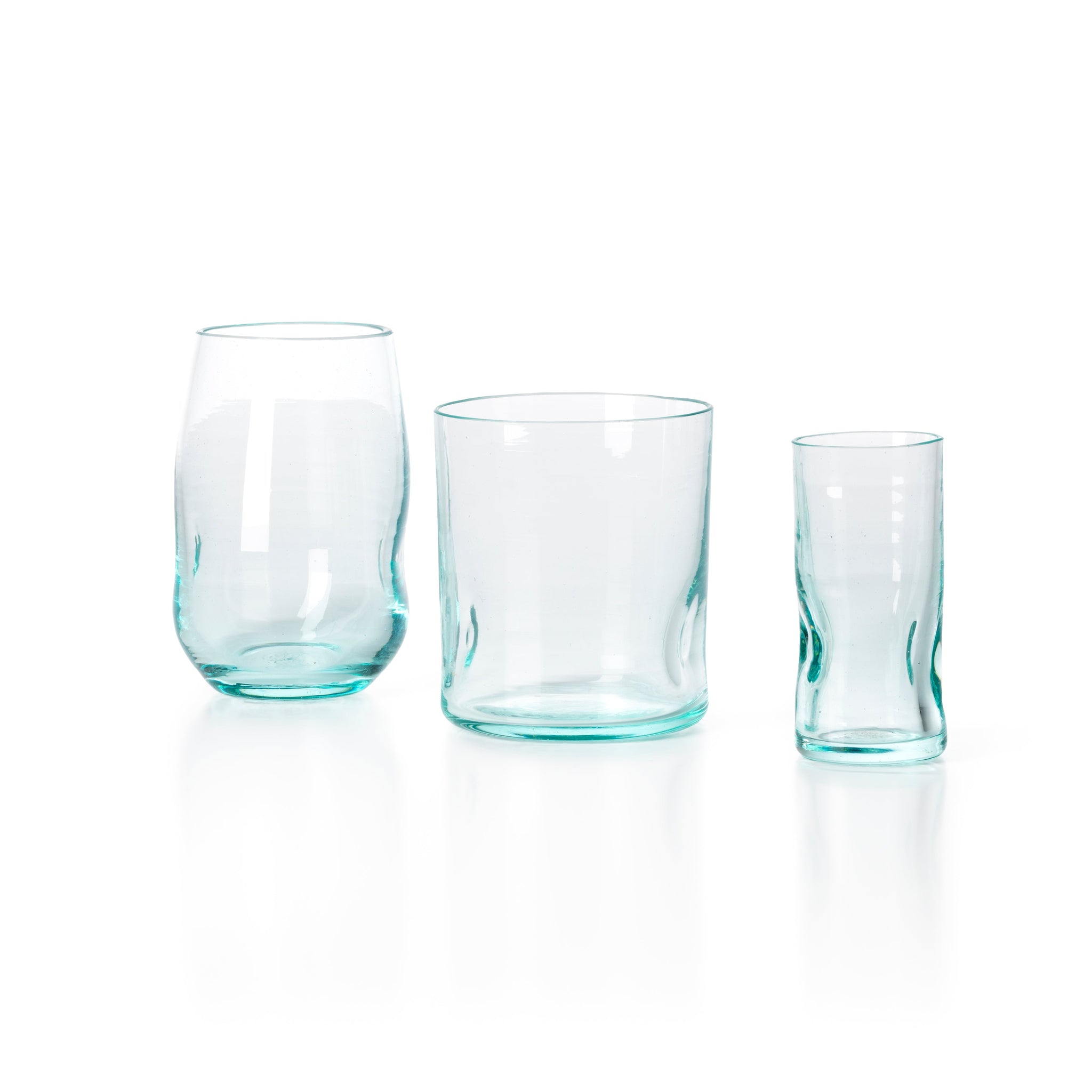 Trinkglas aus recyceltem Glas in Wassergrün, organische Form