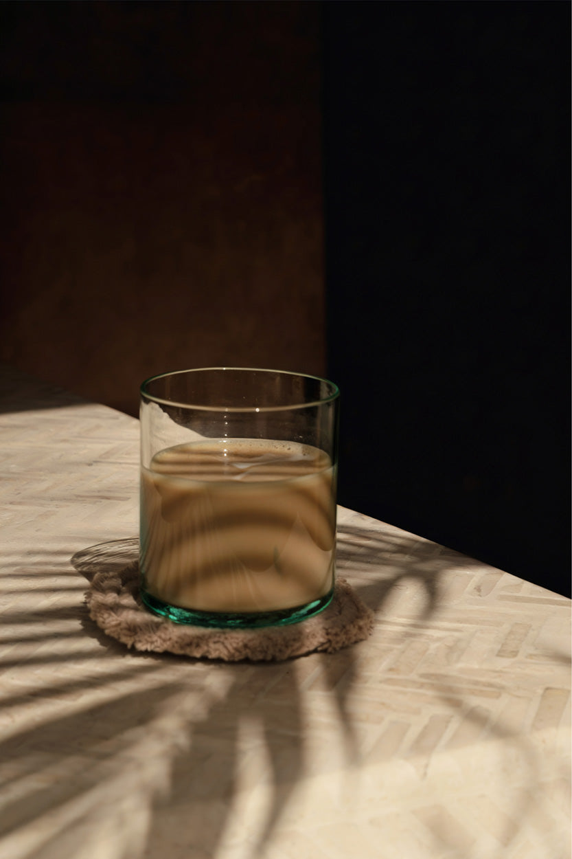Trinkglas aus recyceltem Glas in Wassergrün, organische Form