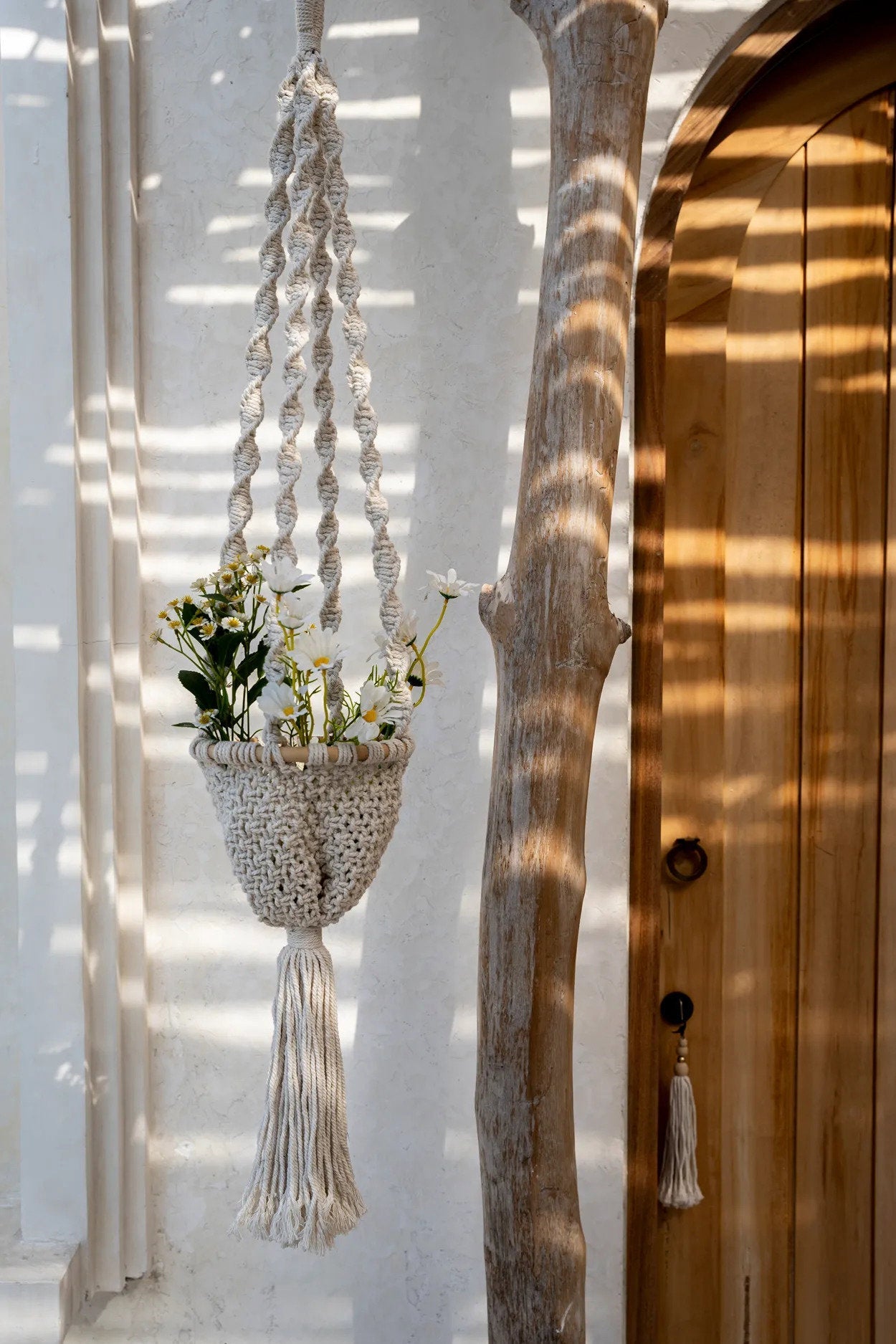 Blumenampel aus gedrehtem Makramee in Naturweiß – H135 cm