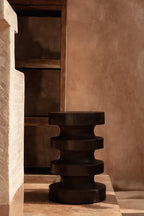 Beistelltisch aus Massivholz in Dunkelbraun, Totem-Optik – H60 cm