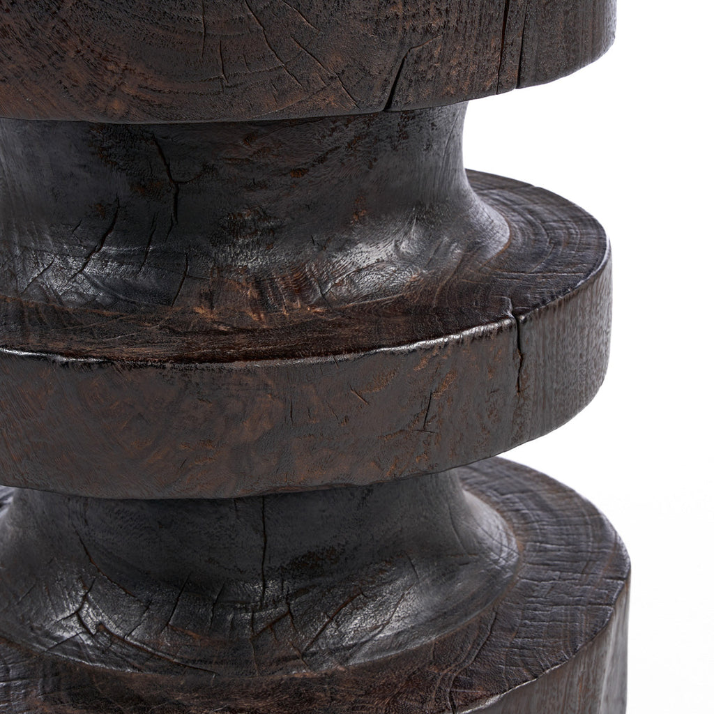 Beistelltisch aus Massivholz in Dunkelbraun, Totem-Optik – H60 cm