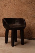 Niedriger Stuhl aus dunklem Nussbaum mit ausgehöhlter Sitzfläche – 50x50 cm
