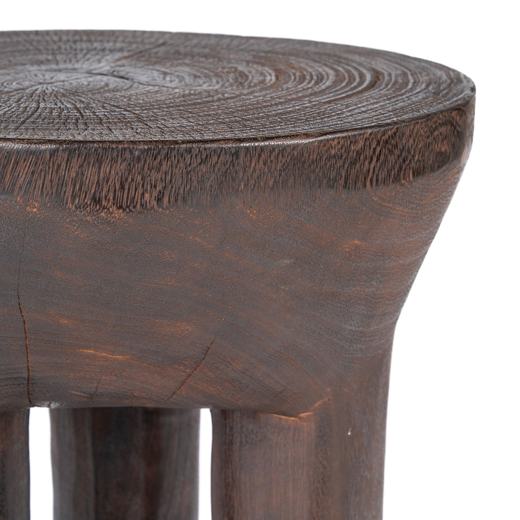 Hocker aus Massivholz in Dunkelbraun mit Schnitzoptik
