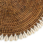 Rundes Platzset aus Rattan in Braun mit Kaurimuschel-Bordüre