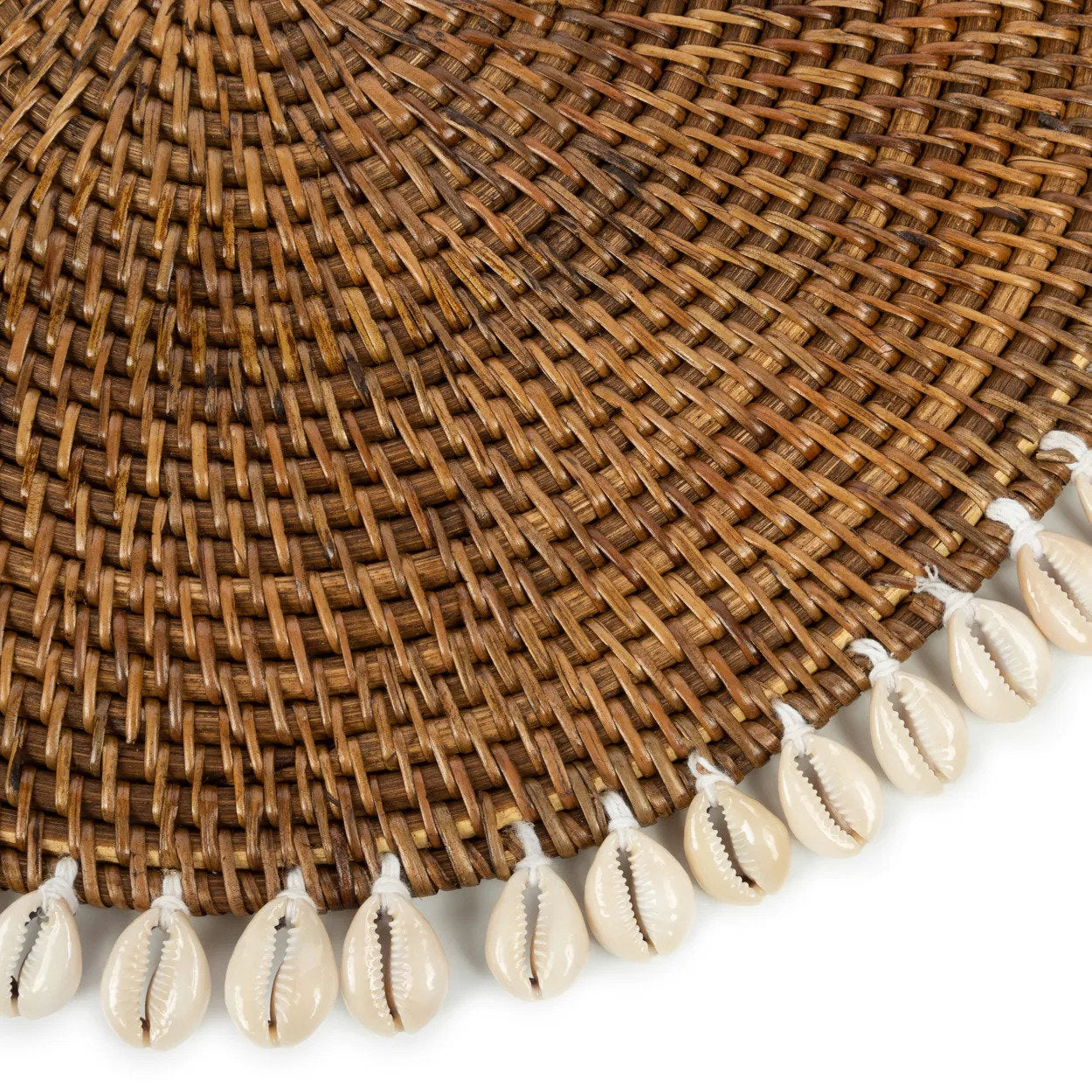 Rundes Platzset aus Rattan in Braun mit Kaurimuschel-Bordüre