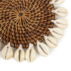 Runder Untersetzer aus Rattan in Braun mit weißem Muschelrand