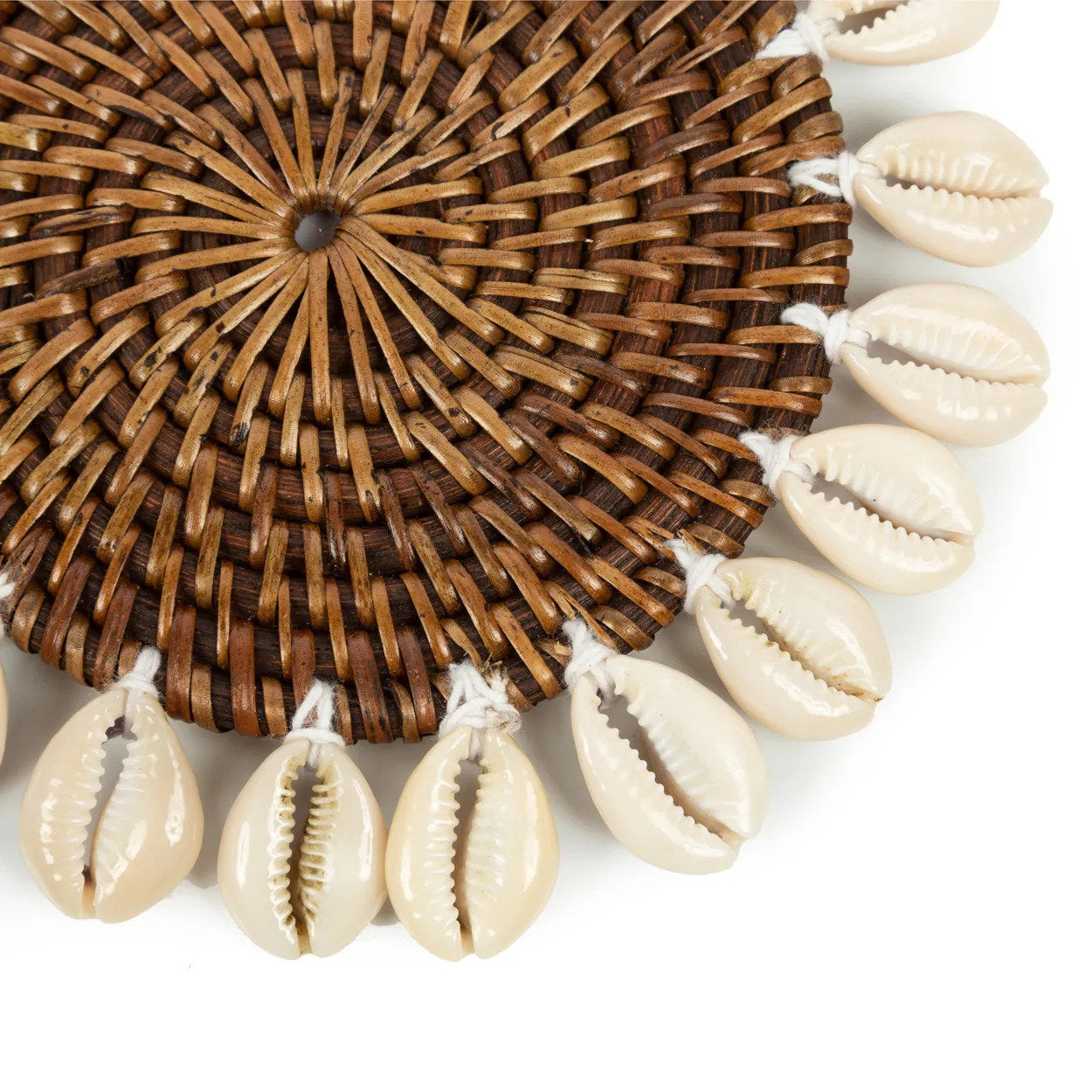 Runder Untersetzer aus Rattan in Braun mit weißem Muschelrand