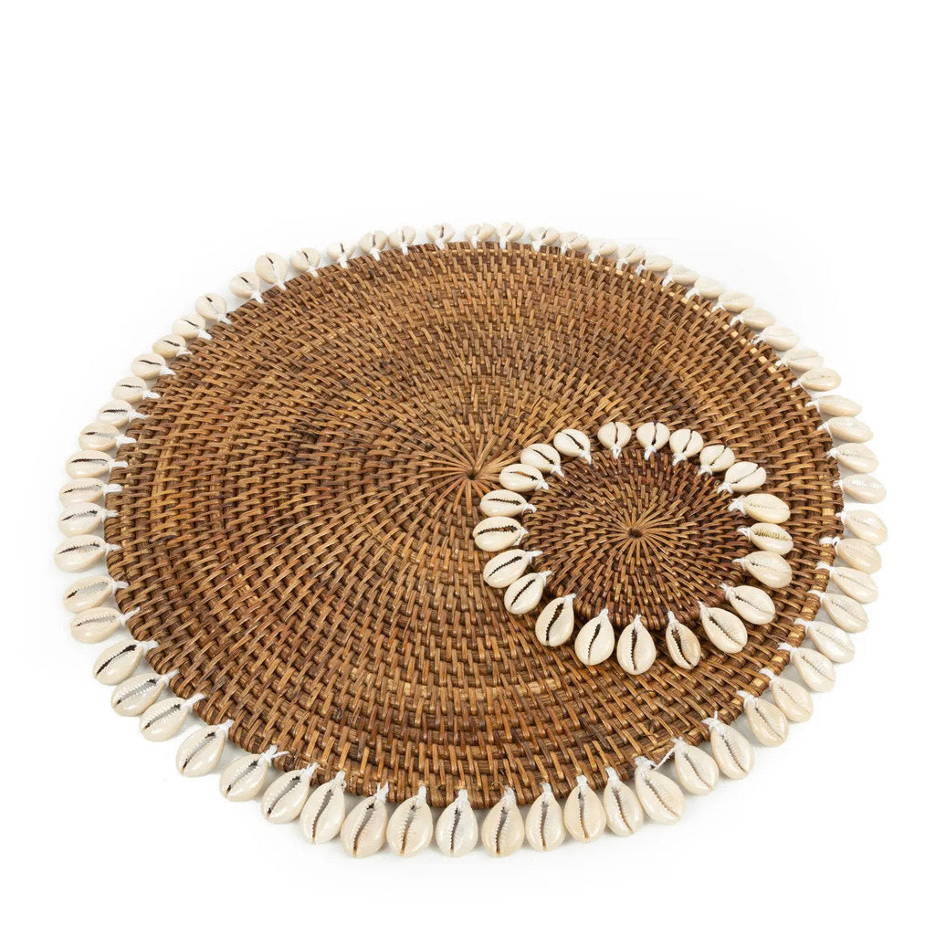 Runder Untersetzer aus Rattan in Braun mit weißem Muschelrand