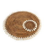 Runder Untersetzer aus Rattan in Braun mit weißem Muschelrand