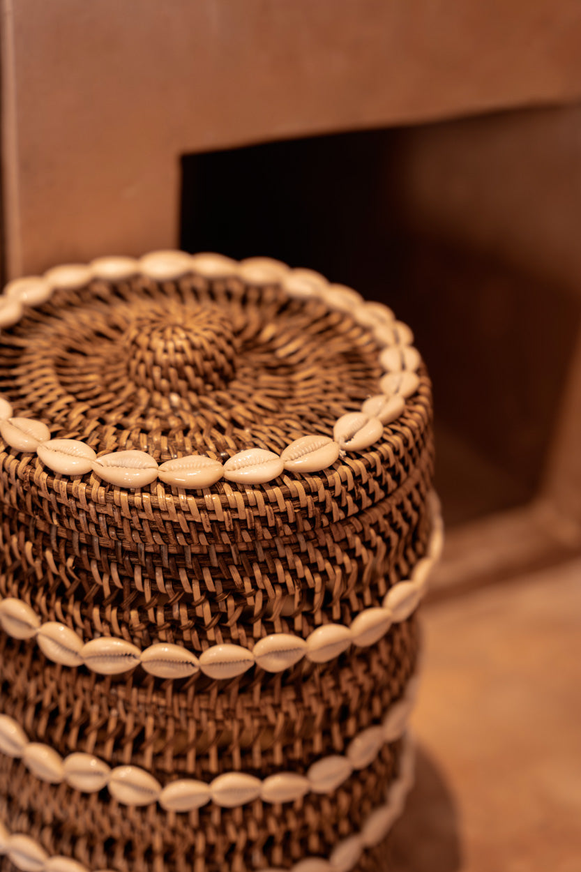 Aufbewahrungskorb aus Naturfasern mit Kaurimuscheln im Küstenlook