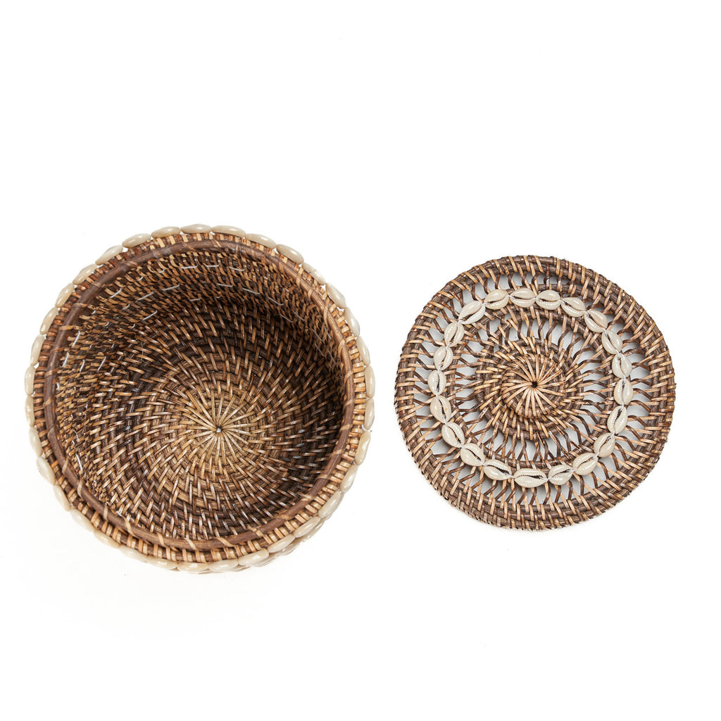 Aufbewahrungskorb aus Naturfasern mit Kaurimuscheln im Küstenlook
