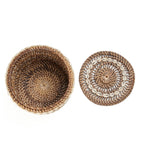 Aufbewahrungskorb aus Naturfasern mit Kaurimuscheln im Küstenlook