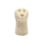Deko-Figur aus geschnitztem Sandstein – Gesicht in Beige