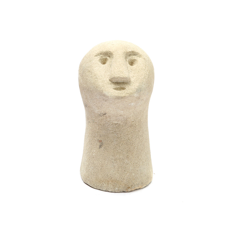 Deko-Figur aus geschnitztem Sandstein – Gesicht in Beige