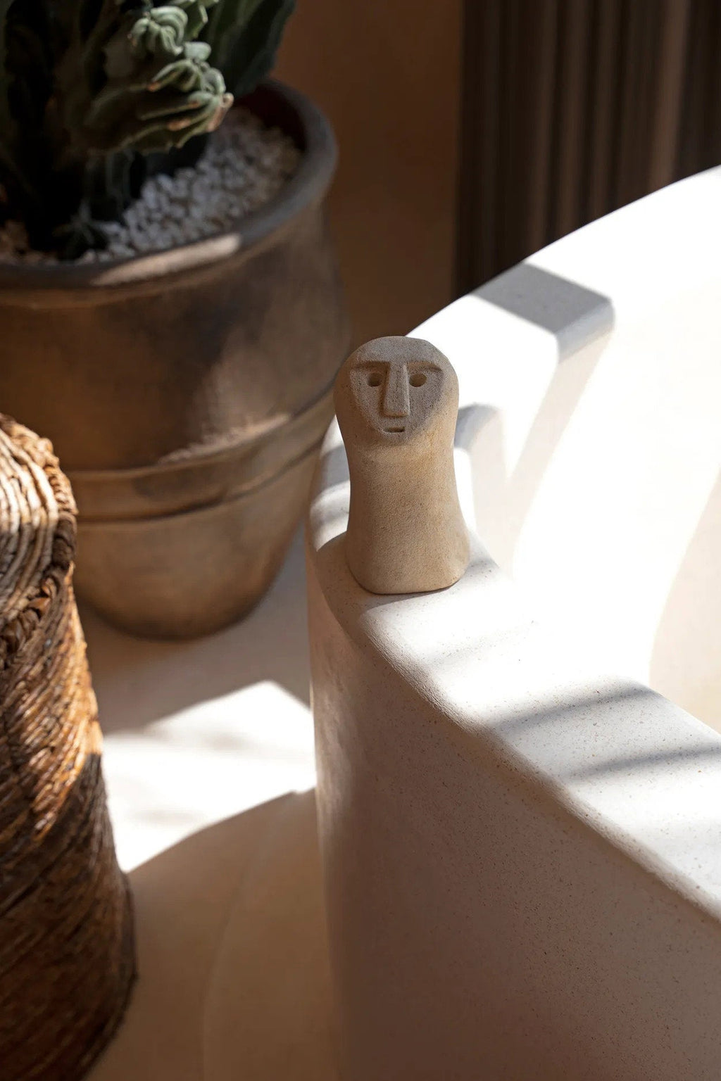 Deko-Figur aus geschnitztem Sandstein – Gesicht in Beige
