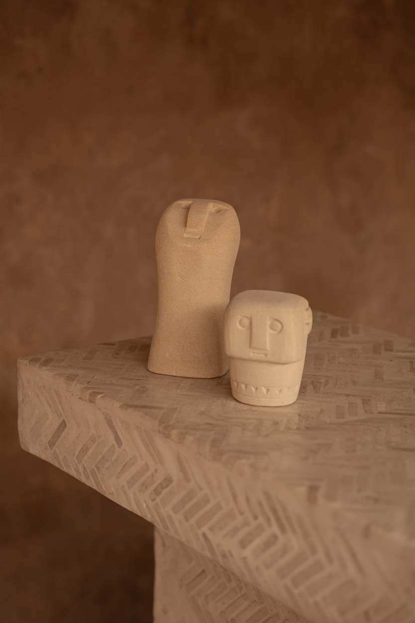 Deko-Figur aus geschnitztem Sandstein – Gesicht in Beige