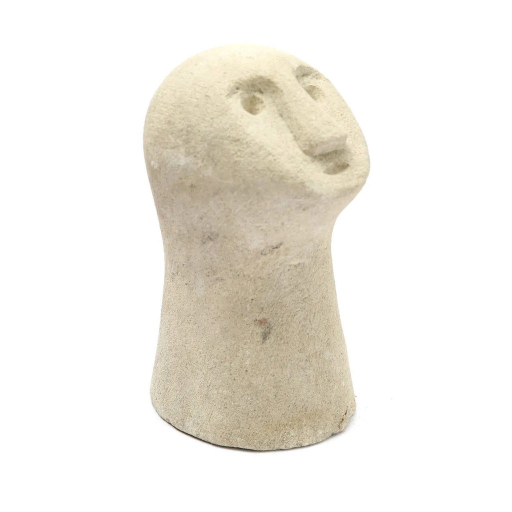 Deko-Figur aus geschnitztem Sandstein – Gesicht in Beige