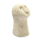 Deko-Figur aus geschnitztem Sandstein – Gesicht in Beige
