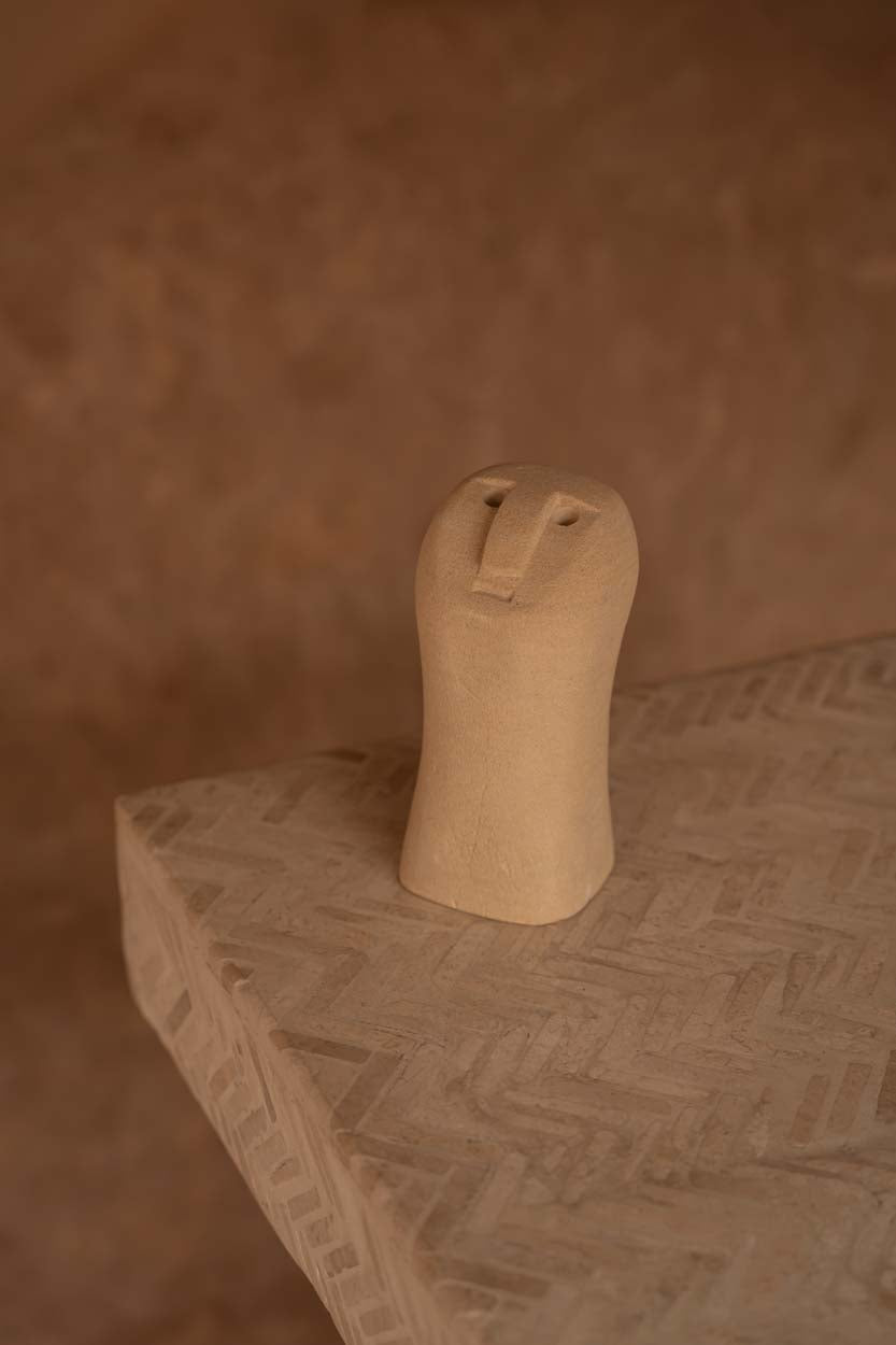 Deko-Figur aus geschnitztem Sandstein – Gesicht in Beige
