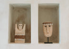 Statue Sumba-Stein aus Sandstein in Beige mit Muscheln