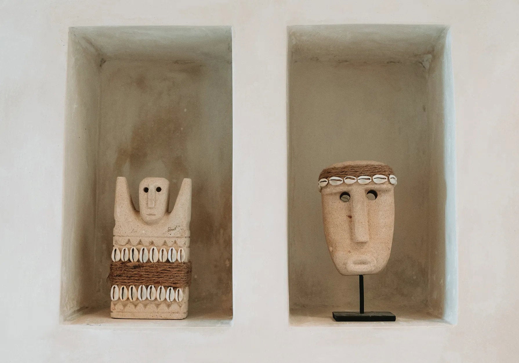 Statue Sumba-Stein aus Sandstein in Beige mit Muscheln