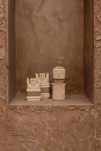 Statue Sumba-Stein aus Sandstein in Beige mit Muscheln