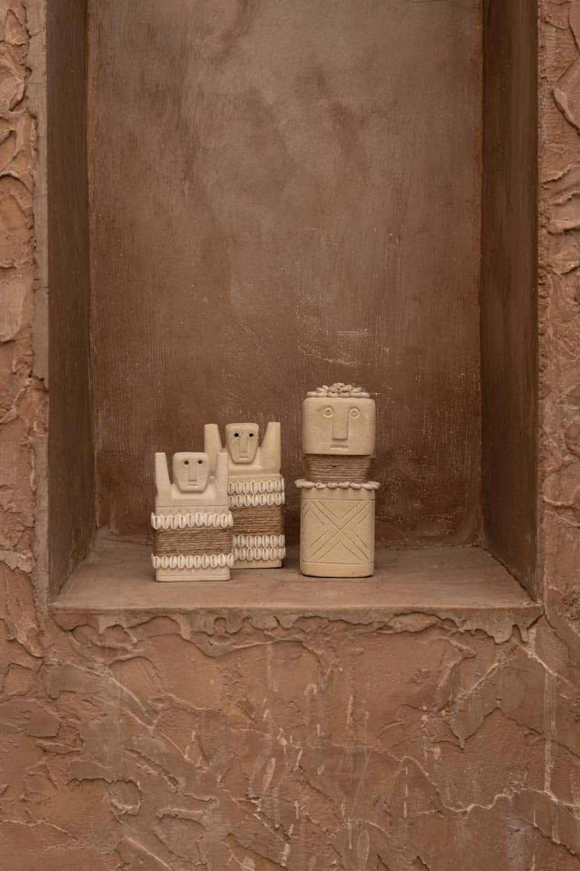 Statue Sumba-Stein aus Sandstein in Beige mit Muscheln