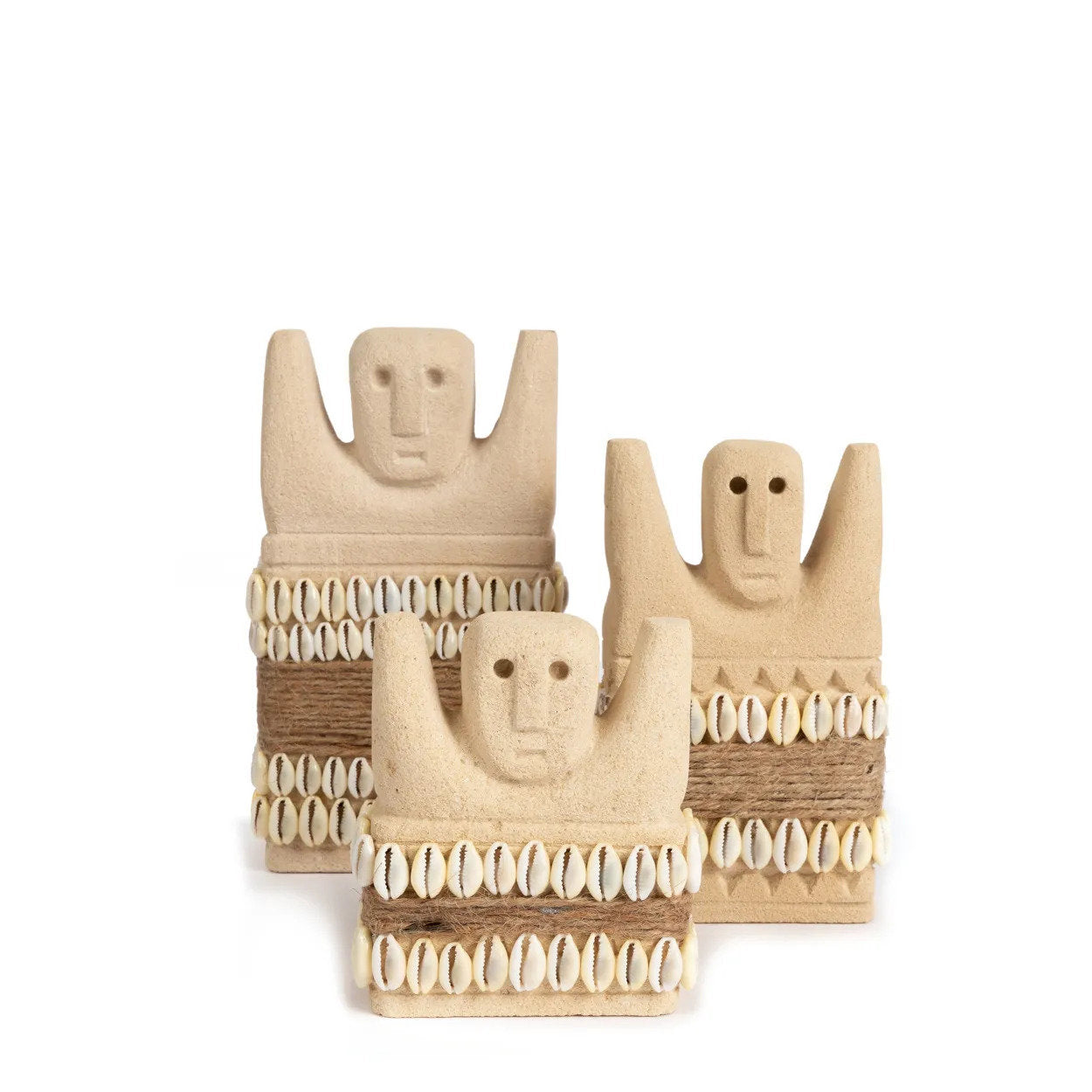 Statue Sumba-Stein aus Sandstein in Beige mit Muscheln
