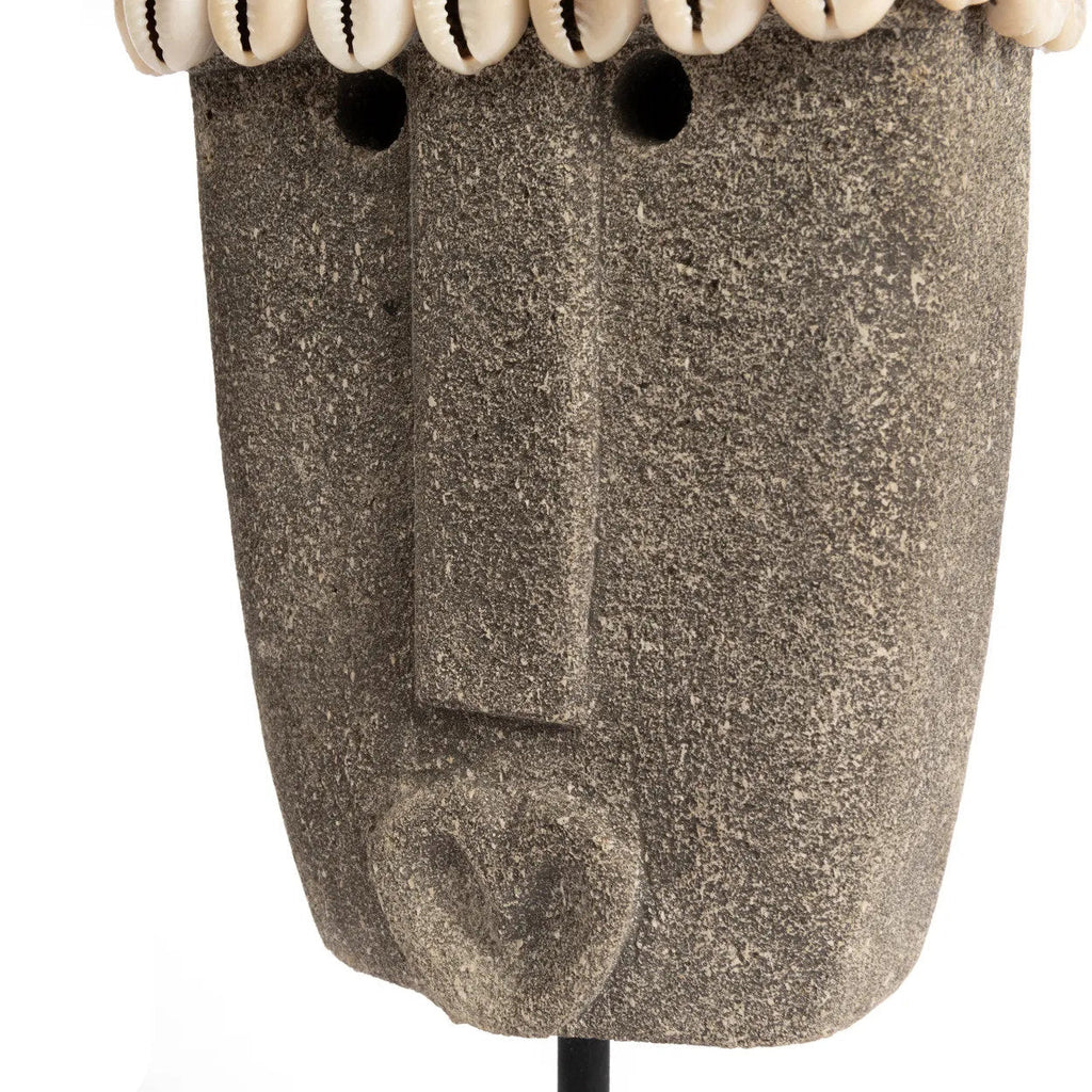 Sumba-Stein aus grauem Sandstein, handgeschnitzt mit weißen Muscheln