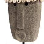 Sumba-Stein aus grauem Sandstein, handgeschnitzt mit weißen Muscheln