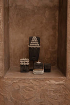 Sumba-Stein aus grauem Sandstein, handgeschnitzt mit weißen Muscheln
