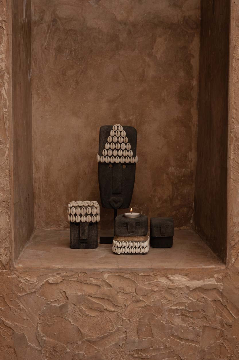 Sumba-Stein aus grauem Sandstein, handgeschnitzt mit weißen Muscheln