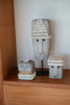 Sumba-Stein aus grauem Sandstein, handgeschnitzt mit weißen Muscheln