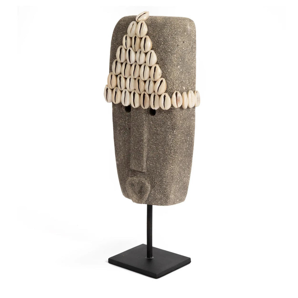 Sumba-Stein aus grauem Sandstein, handgeschnitzt mit weißen Muscheln