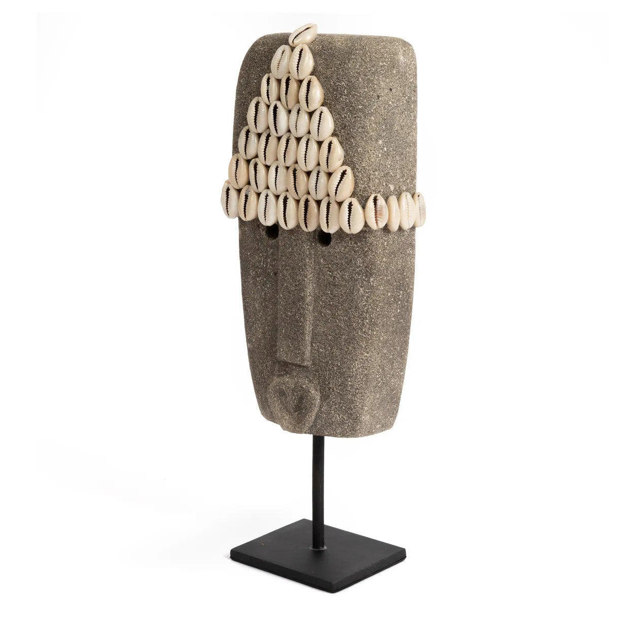 Sumba-Stein aus grauem Sandstein, handgeschnitzt mit weißen Muscheln