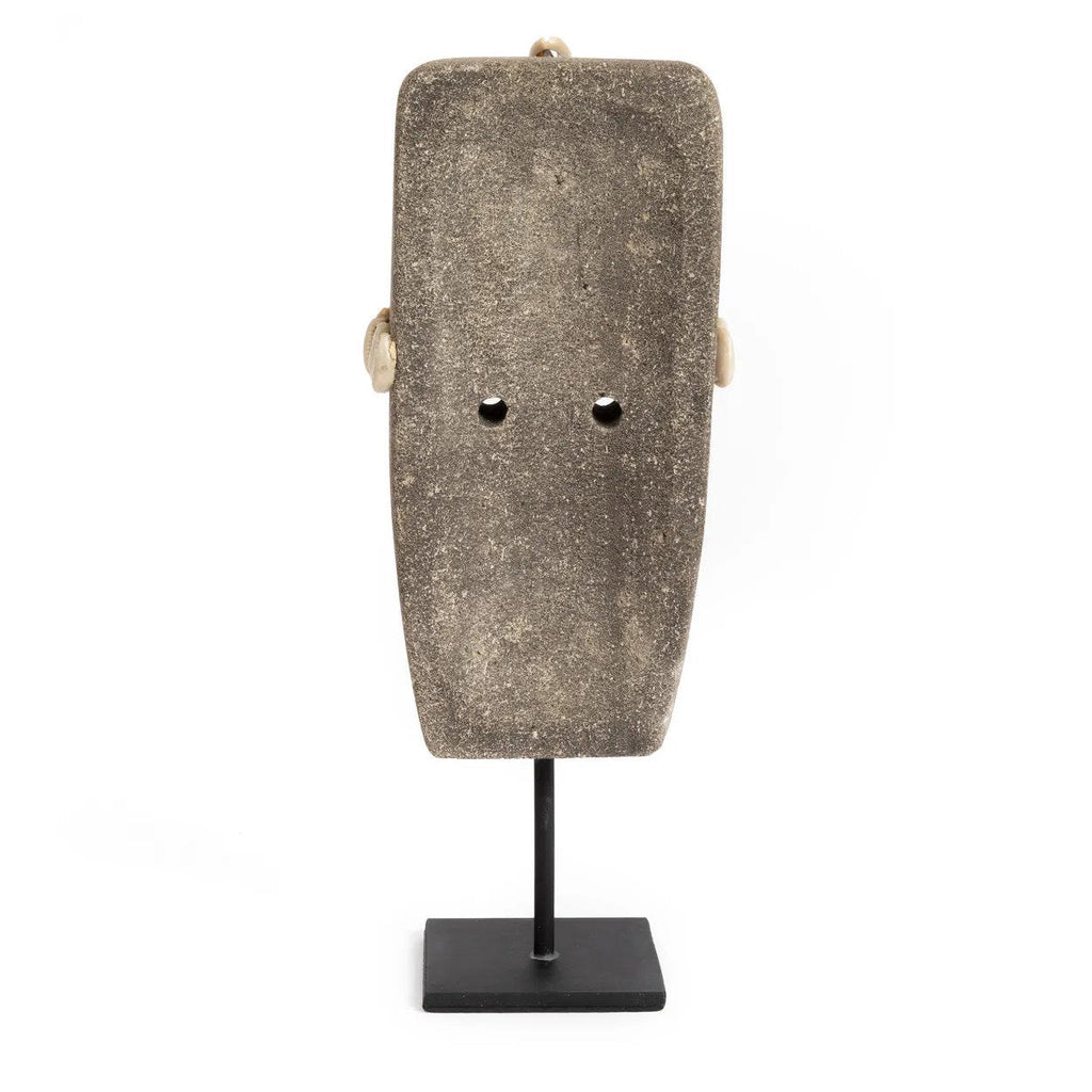 Sumba-Stein aus grauem Sandstein, handgeschnitzt mit weißen Muscheln