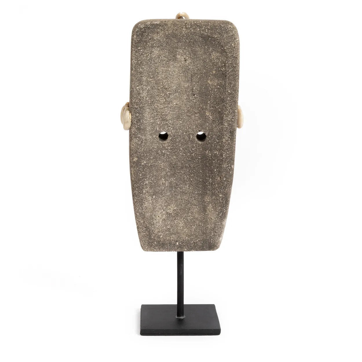 Sumba-Stein aus grauem Sandstein, handgeschnitzt mit weißen Muscheln