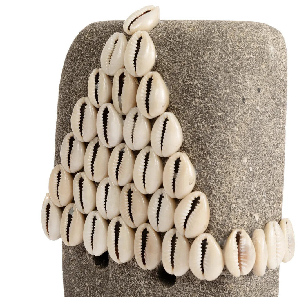 Sumba-Stein aus grauem Sandstein, handgeschnitzt mit weißen Muscheln