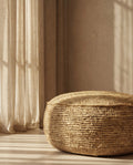 Pouf rond en raphia tressé naturel pour salon ou extérieur couvert – Ø60 cm