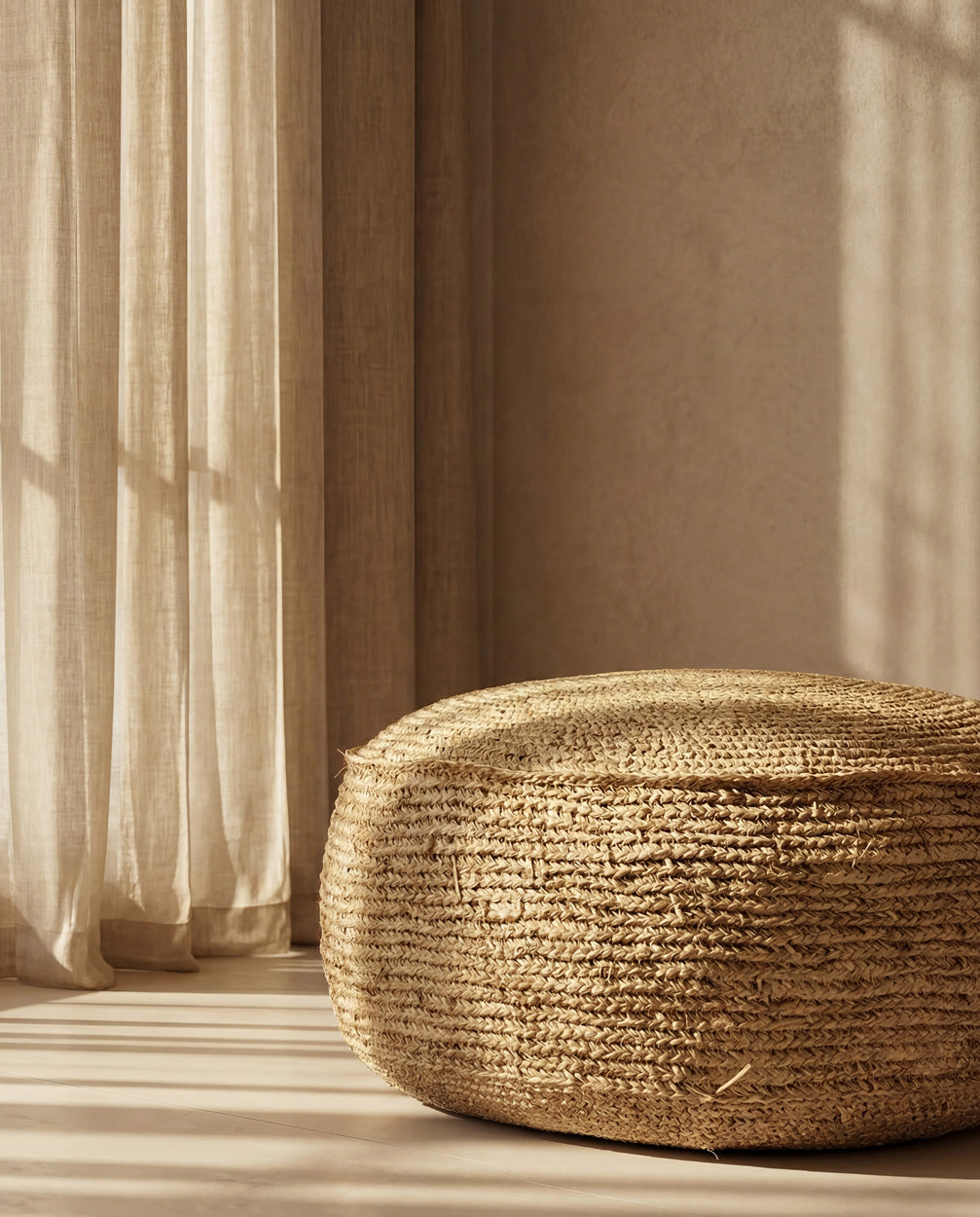 Runder Pouf aus geflochtenem Raffia Natur für Wohnzimmer oder überdachten Außenbereich – Ø60 cm