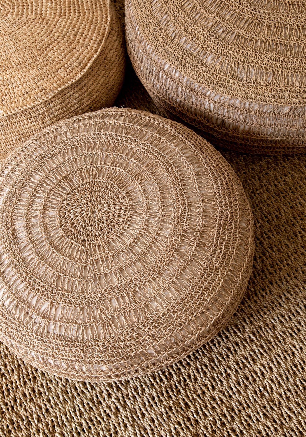Runder Pouf aus geflochtenem Raffia Natur für Wohnzimmer oder überdachten Außenbereich – Ø60 cm