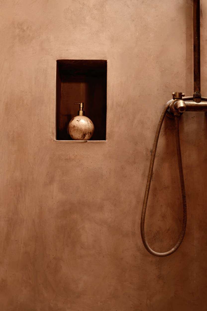 Seifenspender aus Kokosnussschale in Braun mit Pumpe aus Messing