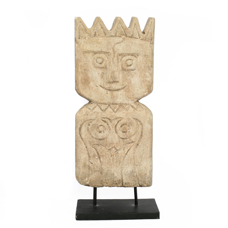 Ethno-Statuette aus Steinzeug in Beige auf schwarzem Sockel