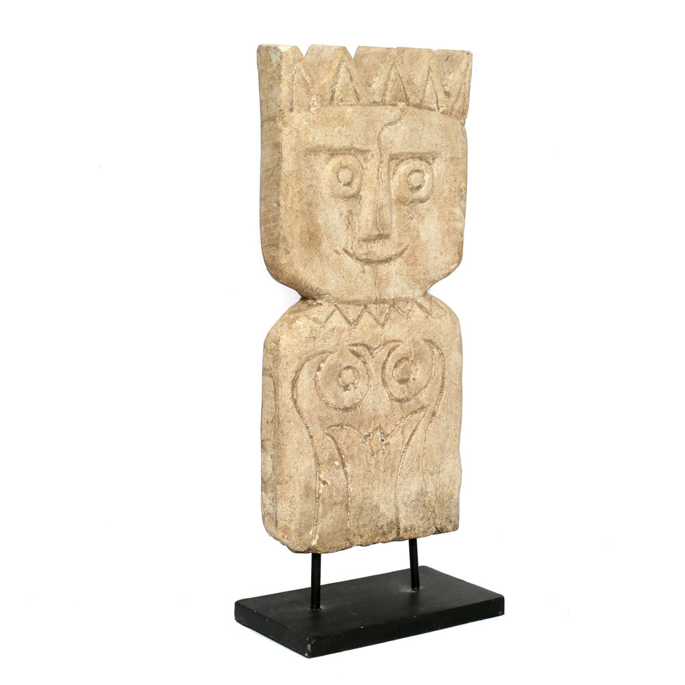 Ethno-Statuette aus Steinzeug in Beige auf schwarzem Sockel