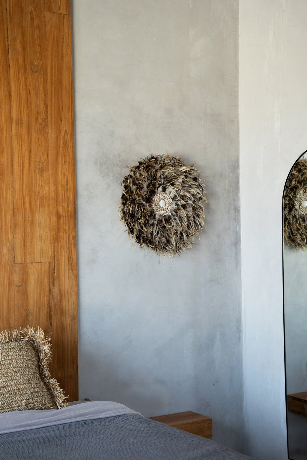 Juju hat murale rond en plumes marron beige et coquillages – Ø50 cm