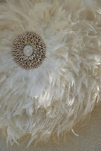 Décoration murale ronde en plumes blanches avec coquillages artisanaux – Ø60 cm