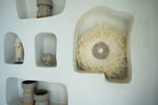 Décoration murale ronde en plumes blanches avec coquillages artisanaux – Ø60 cm
